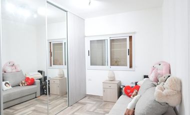 Venta casa de dos plantas con pileta, wilde.