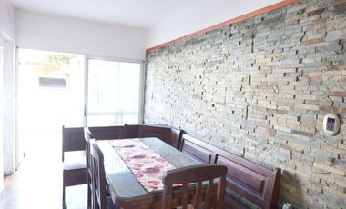 Venta casa de dos plantas con pileta, wilde.