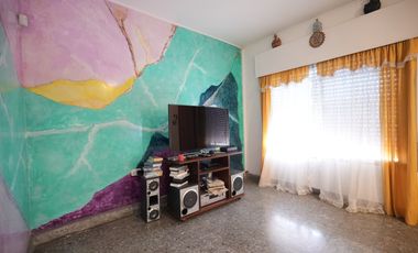 Venta casa de dos plantas con pileta, wilde.