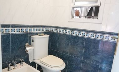 Venta casa de dos plantas con pileta, wilde.