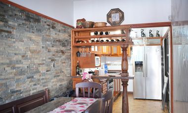 Venta casa de dos plantas con pileta, wilde.