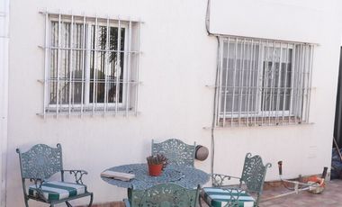 Venta casa de dos plantas con pileta, wilde.