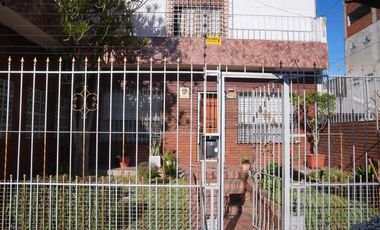 Venta casa de dos plantas con pileta, wilde.