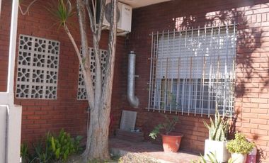 Venta casa de dos plantas con pileta, wilde.
