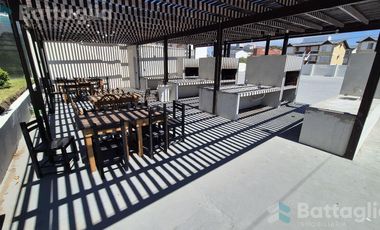 Departamento de dos ambientes refaccionado con vista al mar en edificio con amenities