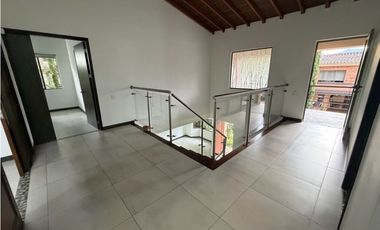 VENTA CASA EN ENVIGADO SECTOR LOMA DE BENEDICTINOS EN UNIDAD CERRADA