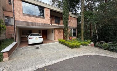 VENTA CASA EN ENVIGADO SECTOR LOMA DE BENEDICTINOS EN UNIDAD CERRADA