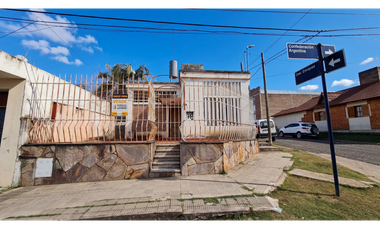 VENTA CASA DOS DORMITORIOS. ZONA COLEGIO SANTA ANA