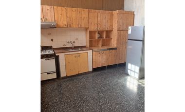 VENTA CASA DOS DORMITORIOS. ZONA COLEGIO SANTA ANA