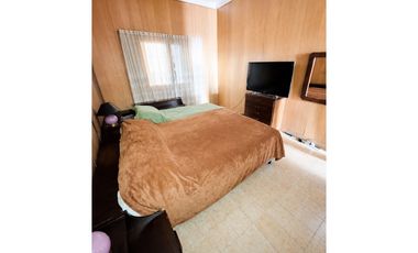 VENTA CASA DOS DORMITORIOS. ZONA COLEGIO SANTA ANA