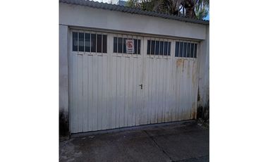 VENTA CASA DOS DORMITORIOS. ZONA COLEGIO SANTA ANA