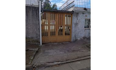 VENTA CASA DOS DORMITORIOS. ZONA COLEGIO SANTA ANA