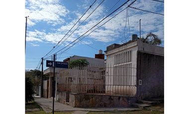 VENTA CASA DOS DORMITORIOS. ZONA COLEGIO SANTA ANA