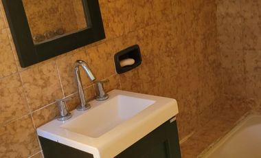 Casa en venta c/ cochera en Villa Jardín de Reyes