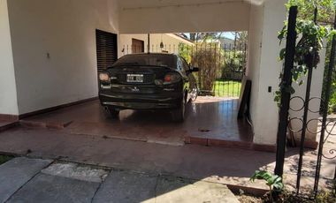 Casa en venta c/ cochera en Villa Jardín de Reyes