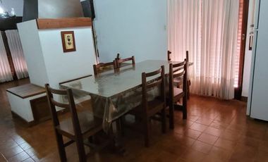 Casa en venta c/ cochera en Villa Jardín de Reyes