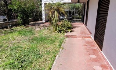 Casa en venta c/ cochera en Villa Jardín de Reyes