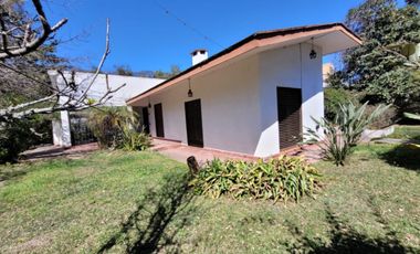 Casa en venta c/ cochera en Villa Jardín de Reyes