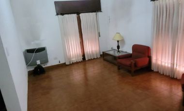 Casa en venta c/ cochera en Villa Jardín de Reyes