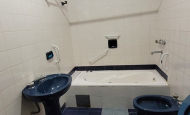 Casa en venta c/ cochera en Villa Jardín de Reyes
