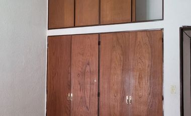 Casa en venta c/ cochera en Villa Jardín de Reyes
