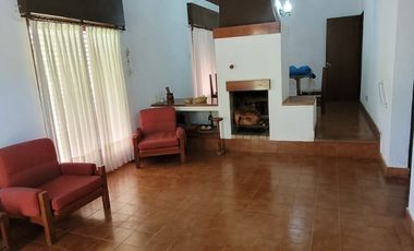 Casa en venta c/ cochera en Villa Jardín de Reyes