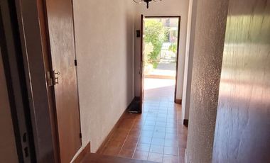 Casa en venta c/ cochera en Villa Jardín de Reyes