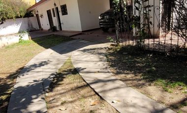 Casa en venta c/ cochera en Villa Jardín de Reyes