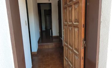 Casa en venta c/ cochera en Villa Jardín de Reyes