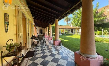 Inmejorable Sector de Florida, Solido Chalet Colonial, Lote 900m2