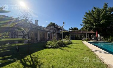Inmejorable Sector de Florida, Solido Chalet Colonial, Lote 900m2