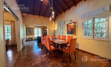 Inmejorable Sector de Florida, Solido Chalet Colonial, Lote 900m2