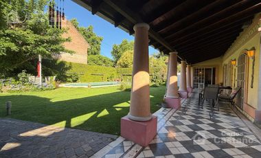 Inmejorable Sector de Florida, Solido Chalet Colonial, Lote 900m2