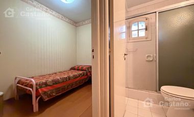 Inmejorable Sector de Florida, Solido Chalet Colonial, Lote 900m2