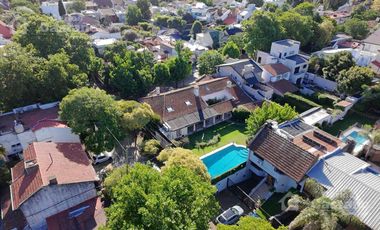 Inmejorable Sector de Florida, Solido Chalet Colonial, Lote 900m2