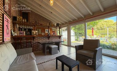 Inmejorable Sector de Florida, Solido Chalet Colonial, Lote 900m2