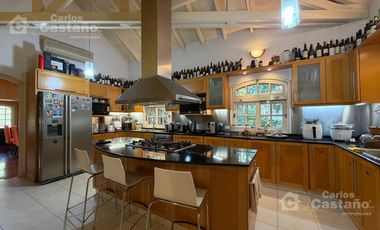 Inmejorable Sector de Florida, Solido Chalet Colonial, Lote 900m2
