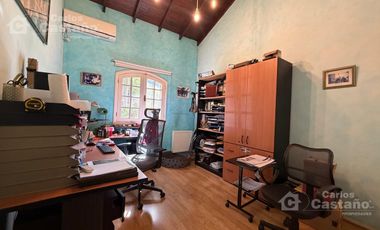 Inmejorable Sector de Florida, Solido Chalet Colonial, Lote 900m2