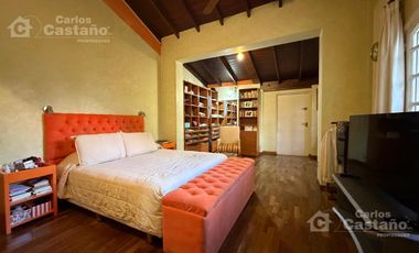 Inmejorable Sector de Florida, Solido Chalet Colonial, Lote 900m2