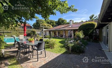 Inmejorable Sector de Florida, Solido Chalet Colonial, Lote 900m2