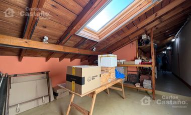 Inmejorable Sector de Florida, Solido Chalet Colonial, Lote 900m2