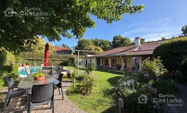 Inmejorable Sector de Florida, Solido Chalet Colonial, Lote 900m2