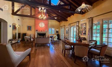 Inmejorable Sector de Florida, Solido Chalet Colonial, Lote 900m2