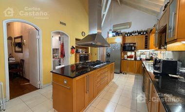 Inmejorable Sector de Florida, Solido Chalet Colonial, Lote 900m2