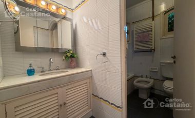 Inmejorable Sector de Florida, Solido Chalet Colonial, Lote 900m2