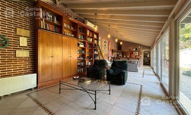 Inmejorable Sector de Florida, Solido Chalet Colonial, Lote 900m2