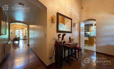 Inmejorable Sector de Florida, Solido Chalet Colonial, Lote 900m2