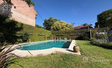 Inmejorable Sector de Florida, Solido Chalet Colonial, Lote 900m2