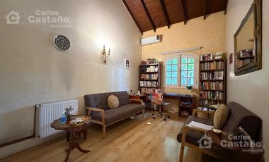 Inmejorable Sector de Florida, Solido Chalet Colonial, Lote 900m2