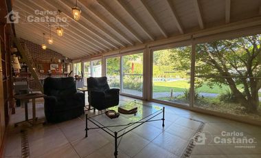 Inmejorable Sector de Florida, Solido Chalet Colonial, Lote 900m2
